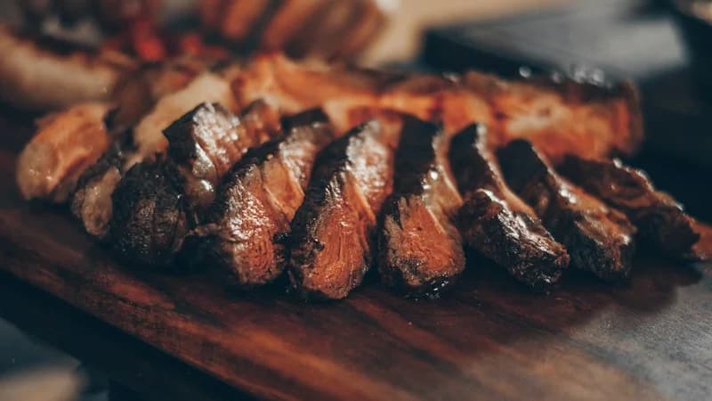 ستيك ريب آي بصوص الزبدة والأعشاب والثوم